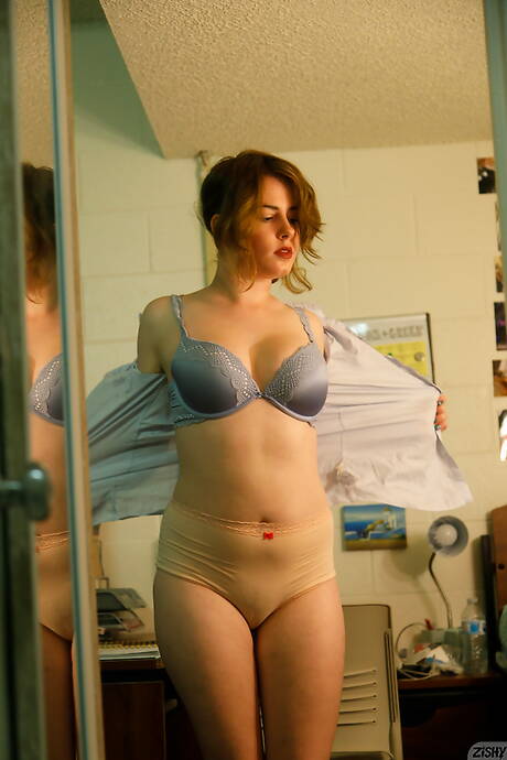 Zishy offers xxx pic gallery with Korinne Peterjik has a beautiful shape